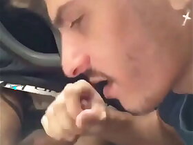 Chupando o pau hack meu amigo dentro hack carro picayune meio da praça