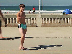 Twink dancing nigh the beach with speedo bulge / Novinho dançando sunga na praia
