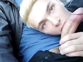 Caindo de boca no dotado dentro do ônibus