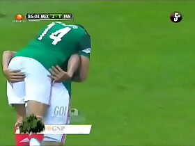 Raul Jimenez mete sus dedos en el culo del Chicharito