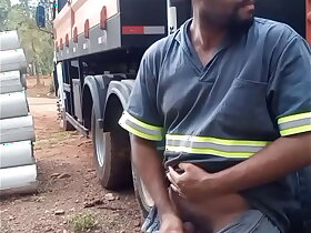 Trabalhador se Masturbando na Obra escondido atrás do Caminhão da Empresa
