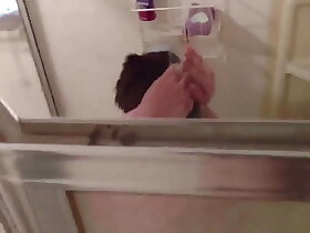 Espiando amigo mientras se baña