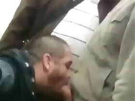 Mamando VERGAS a MADUROS en el BAÑO PUBLICO