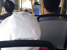 thanh niên quay tay trên xe bus.MOV