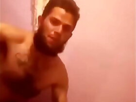 El repartidor de agua se ducha